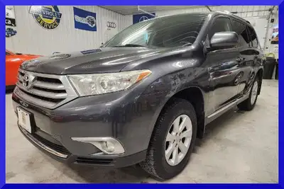 REAR CAMERA, 4WD, 7 PASSENGER, POWER DRIVER SEAT, BLUETOOTH, POWER LIFTGATE, ETC… Rated A+ with the...