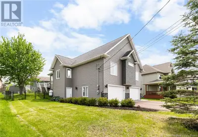 *** FORCED AIR HEAT PUMP // FULLY FINISHED // OVERSIZED HEATED AND INSULATED GARAGE // FENCED BACKYA...