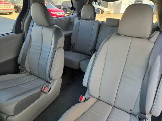 2014 Toyota Sienna LIMITED / AWD / SUNROOF / LEATHER 7 PASSAGER in Cars & Trucks in West Island - Image 18