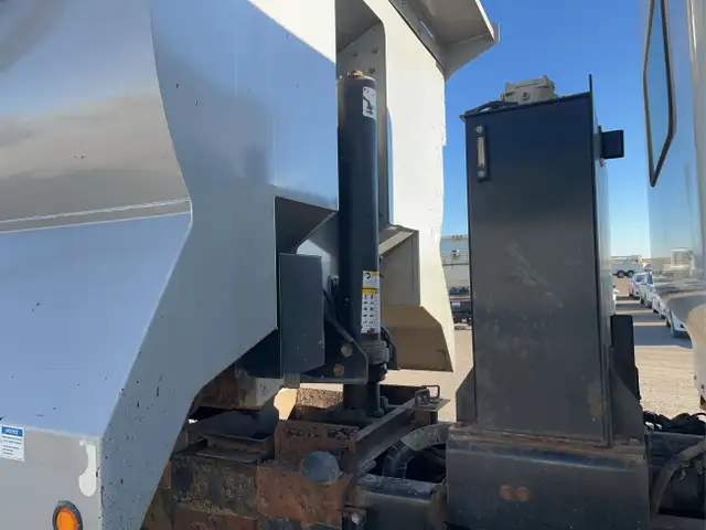 2016 Kenworth T800 in Heavy Trucks in Calgary - Image 22