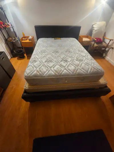 Base de lit en cuir brun avec dossier _ matelas et base de matelas inclus dans la vente tres propre...