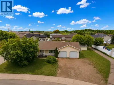 Take a look at this beautiful bungalow situated on a spacious 0.3 acre lot. From the moment you arri...