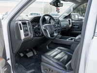 Turn heads and experience refined luxury with the 2018 GMC Sierra 1500 Denali, blending bold design,... (image 8)