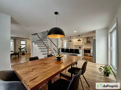 Magnifique propriété, secteur paisible, trois chambres à coucher, possibilité d'une quatrième, plusi...