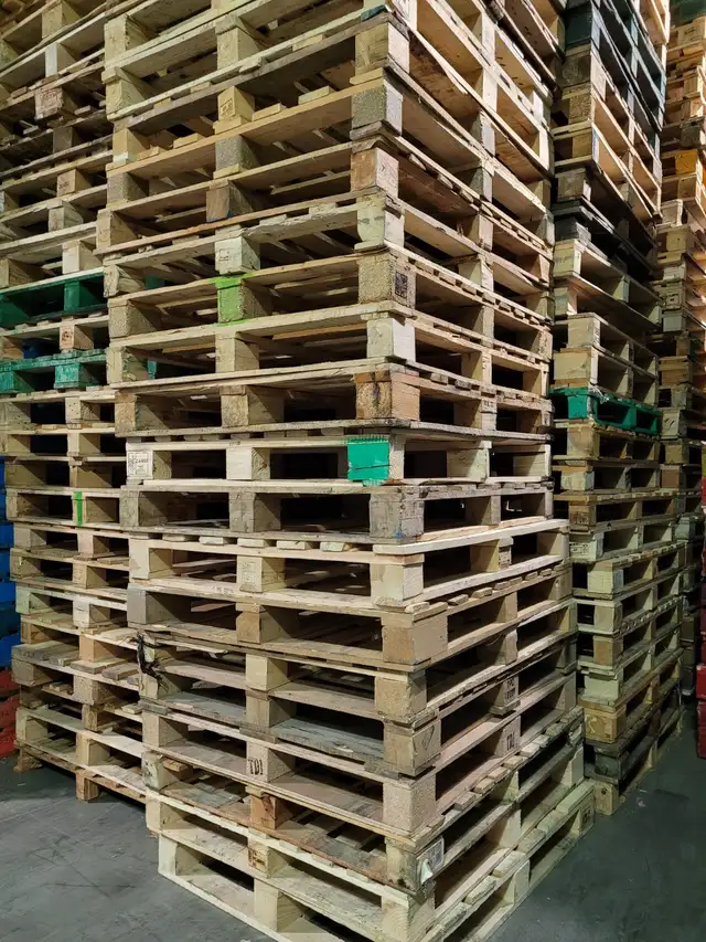 Good pallets and plastic skids here matching stacks too in Storage & Organization in Mississauga / Peel Region - Image 8