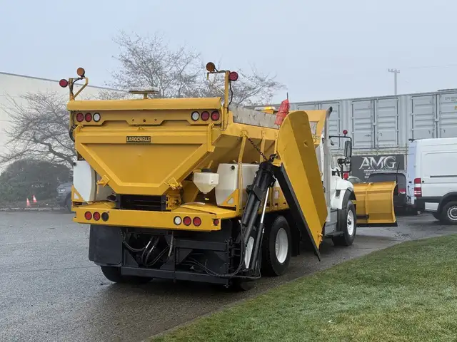 2016 International WorkStar 7400 14 Foot Dump Truck with 11 Foot in Heavy Trucks in Edmonton - Image 11