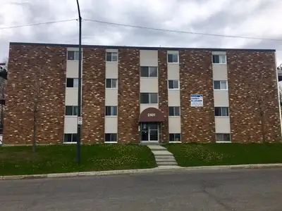 418-655-8281 À voir au 2401 rue des Tours #2 à Charlesbourg, beau 3 1/2 situé au demi sous-sol dans...