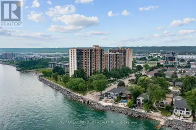 Welcome to 500 Green Road Unit 518 at The Shoreliner! This spacious 2+1 bed, 2 bath condo offers a b...