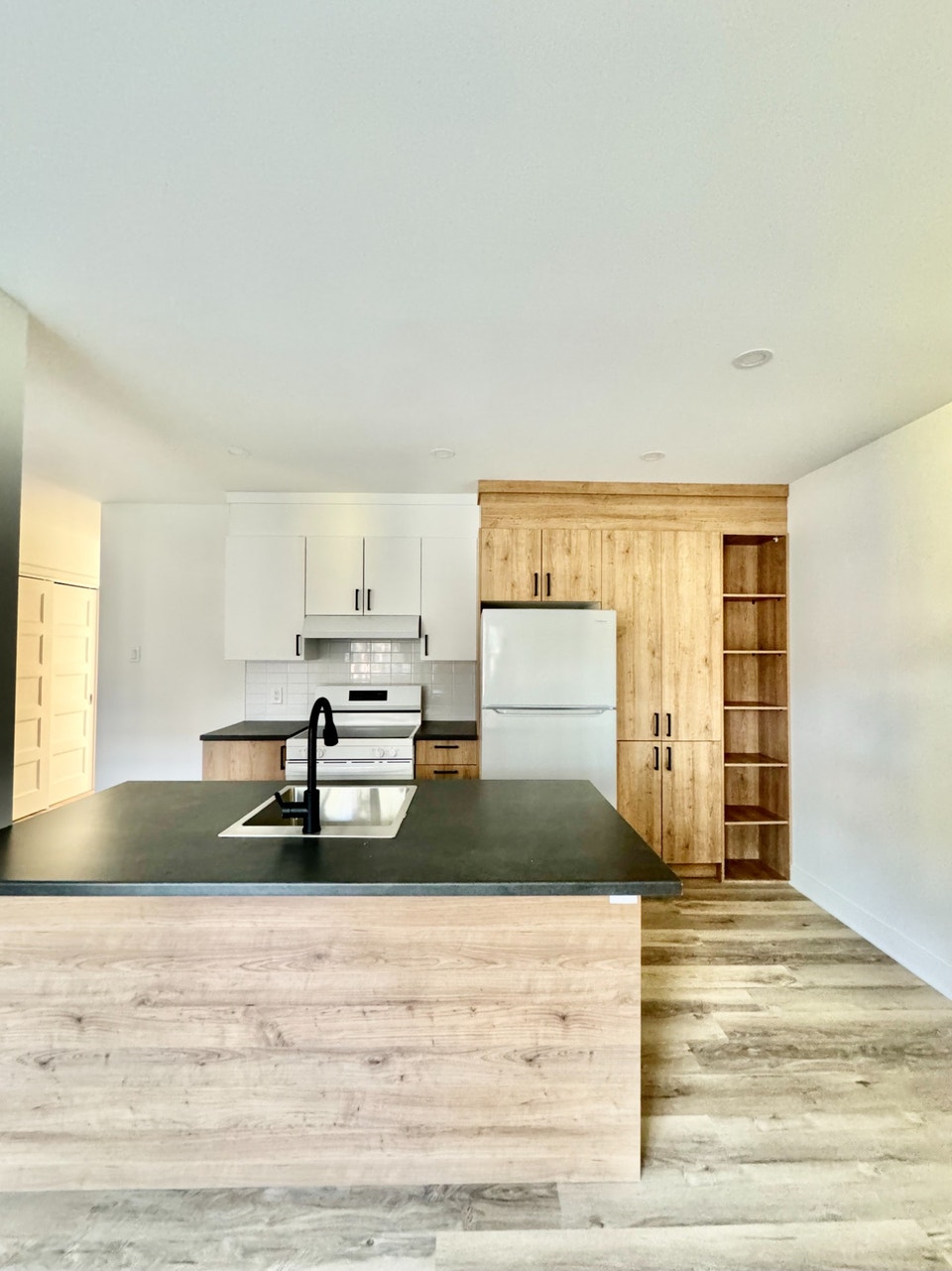 5 et demi - Dorval - Électros + WiFi + AC - Dispo 1er novembre 5
