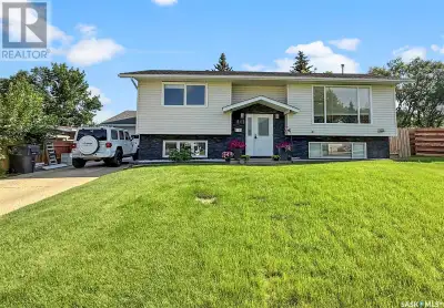 STUNNING Kitchen. PRIME Location. MOVE-IN Ready! If you’ve been waiting for a home that checks all t...