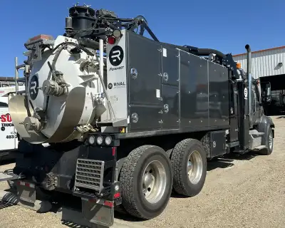 Mint condition Freightliner 114SD w/ attached Rival T7 hydrovac: -LOW KMS and well maintained-29,500...