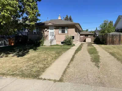 Charming 2-Bedroom Lower Suite in Eastview Pet Friendly & Perfectly Located! Welcome home to this de...