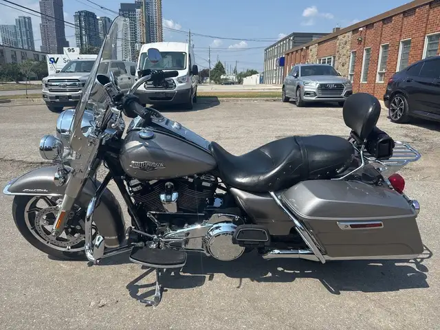 2017 Harley-Davidson Road King ~ VANCE & HINES ~ CANADIAN ~ 107C in Sport Touring in City of Toronto - Image 3