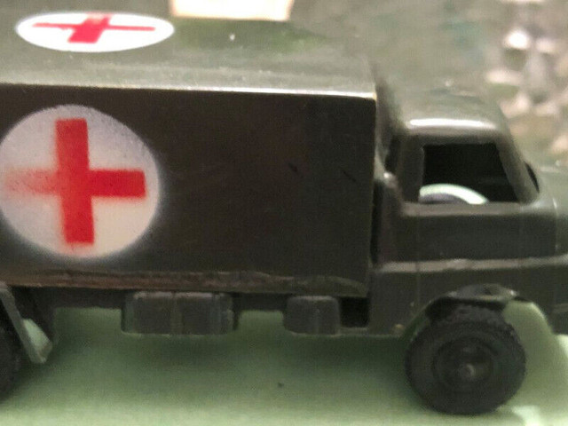 Plastic  HO scale toy soldiers and medic truck from 1960s in Arts & Collectibles in Lethbridge - Image 4