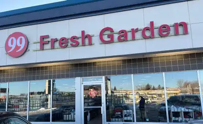 1S//Winnipeg/Fantastic opportunity to own a well-established fresh grocery store located on busy Pem...