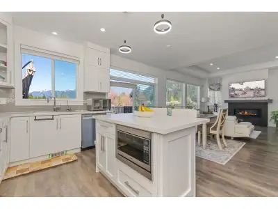 Enjoy breathtaking mountain views from this immaculate 4 bed,3 bath corner unit home! The main floor...