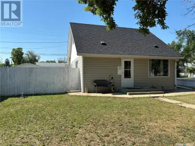 Solid 1 1/2 storey, 4 bedrooms, 2 bathrooms home with a single garage. Large fully fenced yard with...