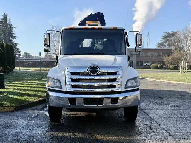 2015 Hino 358 22 Foot Dump Flatdeck with Amco Veba Crane and Air in Heavy Trucks in Regina - Image 5