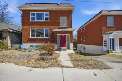 Ottawa, Old Ottawa East. Prime location! Gorgeous 2 bed, 1 full bath Upper-level Apartment unit of a...