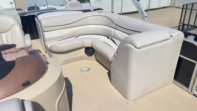 2010 Bennington 2275 GSI used pontoon boat in Powerboats & Motorboats in Prince Albert - Image 9