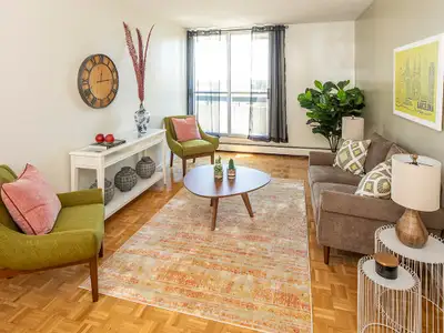 Located in Ottawa South, The Oaks offers excellent value and convenience, featuring an outdoor pool,...