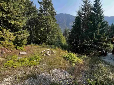 Amazing MOUNTAIN and VALLEY VIEWS from this beautiful hillside property. Freehold Strata Fully-Servi...