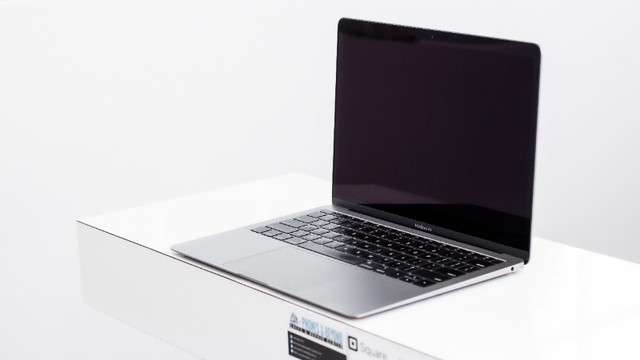 MacBook Air 13 inch 2018 - Like New Condition - PHONES & BEYOND in Laptops in Kitchener / Waterloo