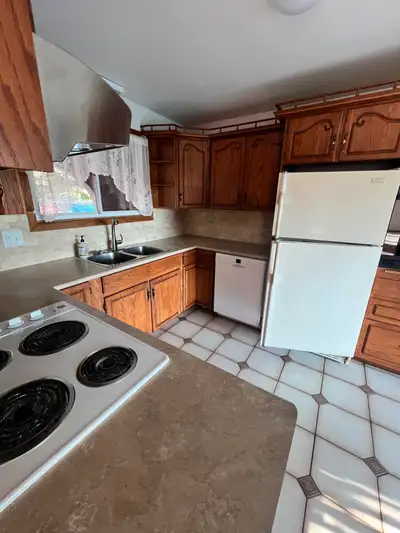 *** ALL INCLUSIVE *** 3 bdrm upper, quiet North end subdivision