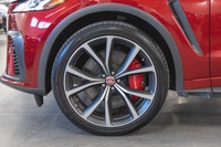 Jaguar F-PACE P550 AWD SVR 2022: - Extérieur métallisé rouge FIRENZE avec intérieur en cuir et daim... (image 7)