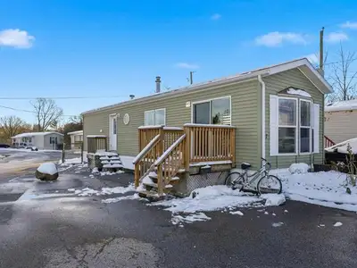 Stunning mobile home! Turnkey 2010 construction with 2 bedrooms and a bathroom - Washer and dryer sp...