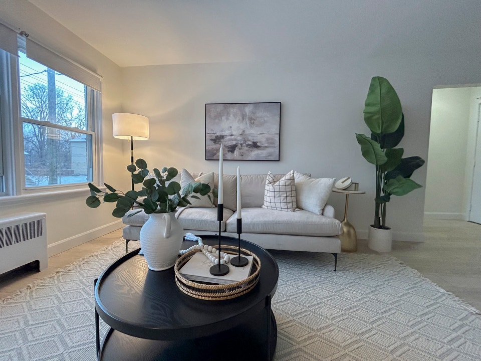 Apartment for Rent at 939 Western, London - Student Rental! 2