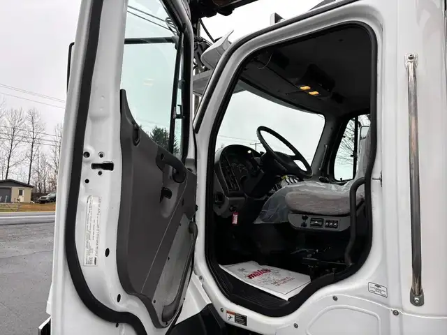 2016 Freightliner 114SD in Heavy Equipment in St-Georges-de-Beauce - Image 11