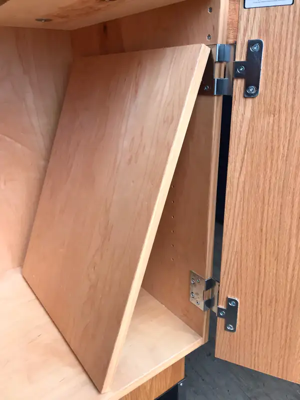 Îlot de laboratoire (table) in Dressers & Wardrobes in Drummondville - Image 4