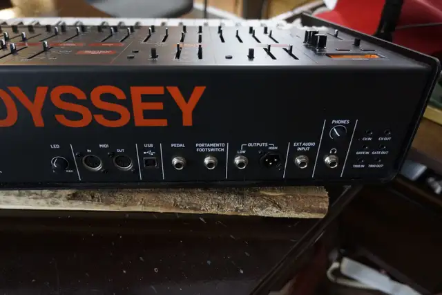 Synthétiseur Behringer Odyssey à Vendre in Pianos & Keyboards in Laval / North Shore - Image 9