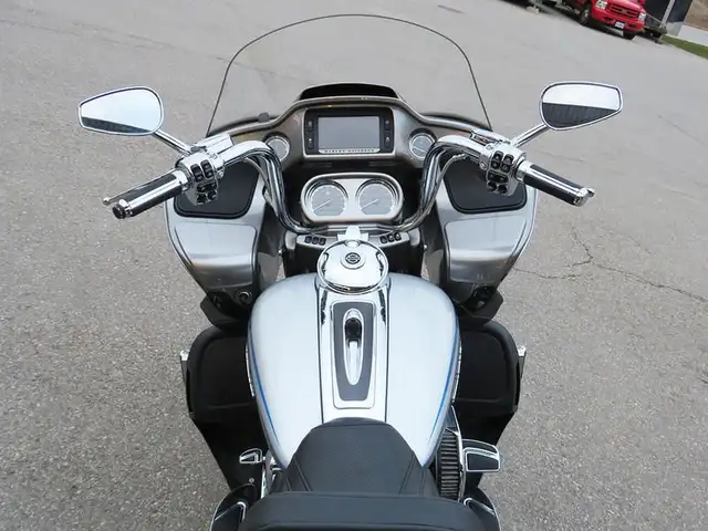 2016 Harley-Davidson FLTRUSE - CVO Road Glide Ultra in Sport Touring in Cambridge - Image 7