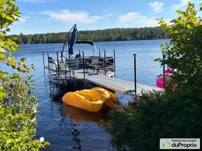 Cette superbe propriété chaleureuse et très bien entretenue, représente une opportunité rare pour ce...