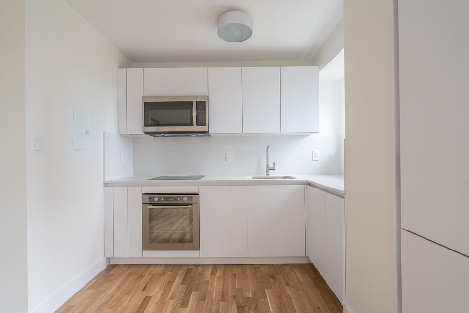 Renovated bachelor, Tyndall Ave and King St - ID 4693 4