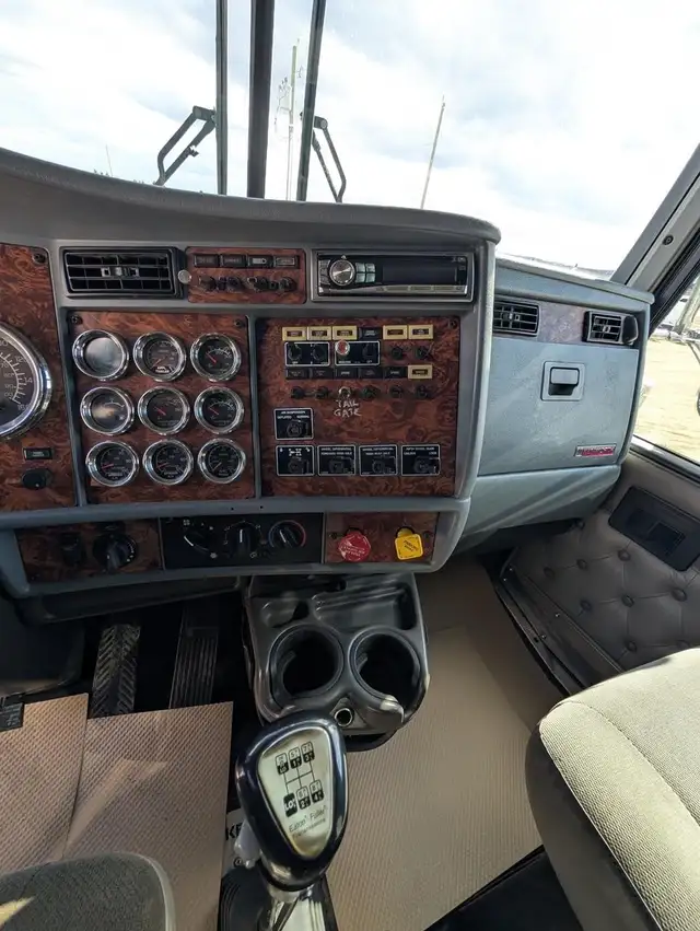 2002 KENWORTH W900B in Heavy Trucks in Saskatoon - Image 21