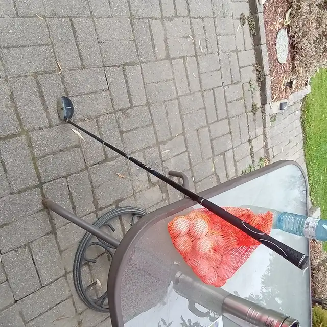 Dunlop Hybrid Golf Club and Bag of Balls in Golf in Owen Sound - Image 2