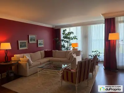 VAL DE L'ANSE. Ce magnifique condo de coin (11e étage, 1646 pi2, orienté sud-ouest) vous garantit un...