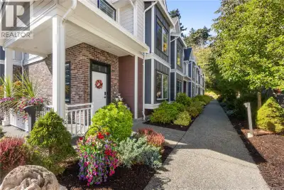 Enjoy a fantastic location steps from the seawalk in this beautifully presented 3-bedroom, 2.5-bath...