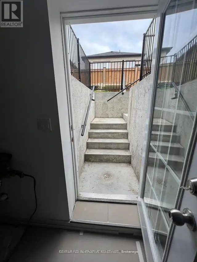 1042 KINGPEAK CRESCENT Pickering, Ontario in Long Term Rentals in Oshawa / Durham Region - Image 2