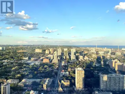 Luxurious Penthouse Corner Unit, 1 Bedroom Condo Located In The Heart Of Downtown Toronto! South-Eas...