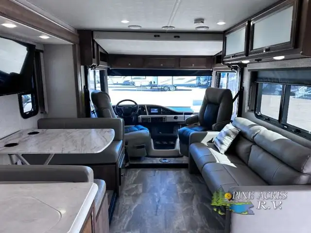 2021 Holiday Rambler Admiral 34J only 13 Milles in RVs & Motorhomes in Moncton - Image 11