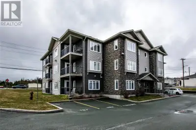 Well cared for, fully accessible condominium situated in sought after Paradise, in Kestrel Suites! T...