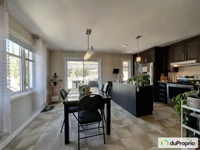 Grand condo à l'étage, pas de voisin à l'arrière, ni au dessus. Située dans un secteur résidentiel e...