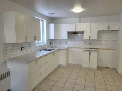 2 chambres entièrement rénové – 1100 $/mois – Libre maintenant 2055 Av. de la Ronde, appartement 1 –...