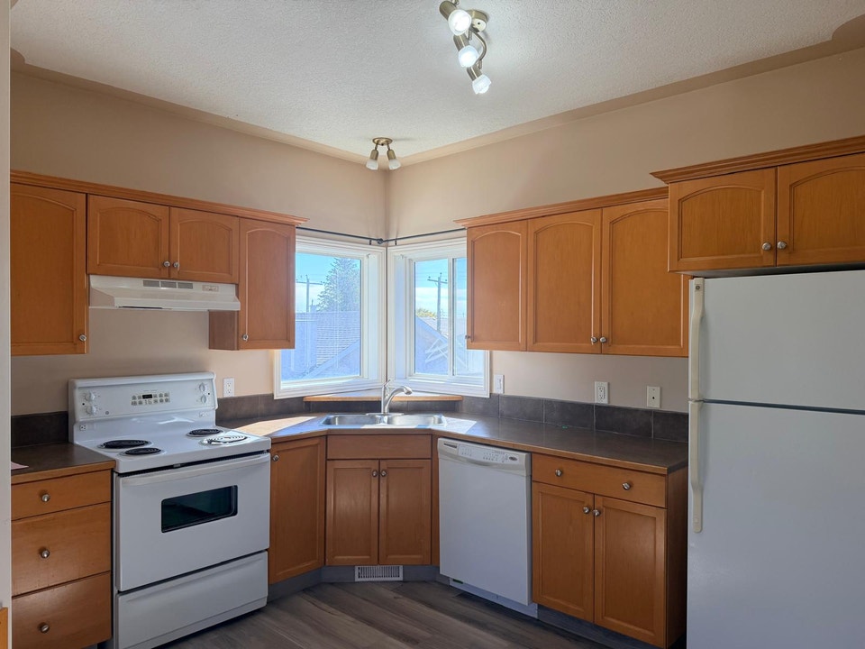 Beautiful Tri- Building in Lacombe! One of a Kind Home! 3