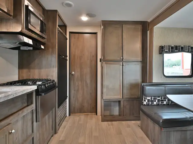 2018 Lantern 300TQ in Travel Trailers & Campers in St. Albert - Image 10