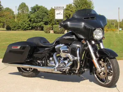 NAV - GPS, Stretched Bags and removable fairing Lowers 2015 Street Glide Special - 55,000 KM, Nice e...